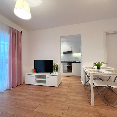Central 2 Bedroom Apt Terrace And Pool Айя-Напа Экстерьер фото