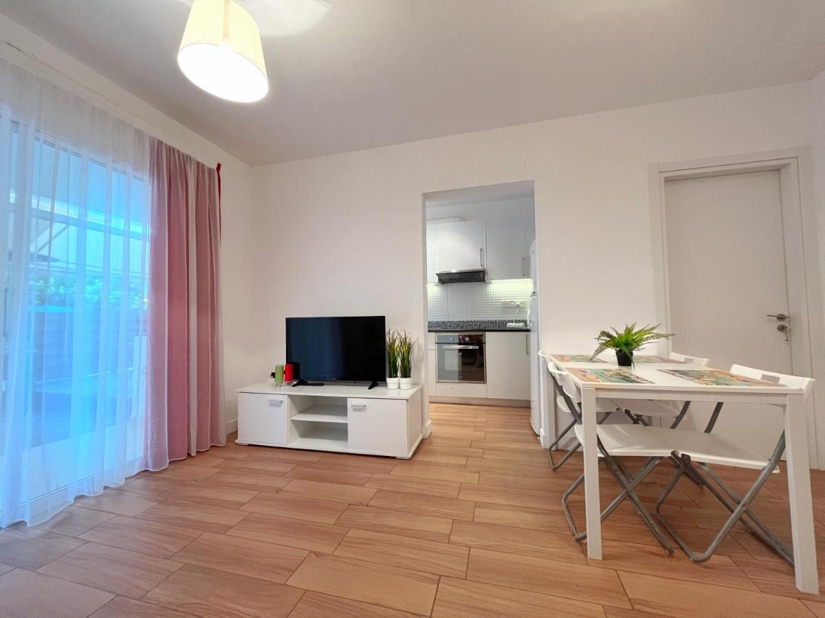 Central 2 Bedroom Apt Terrace And Pool Айя-Напа Экстерьер фото